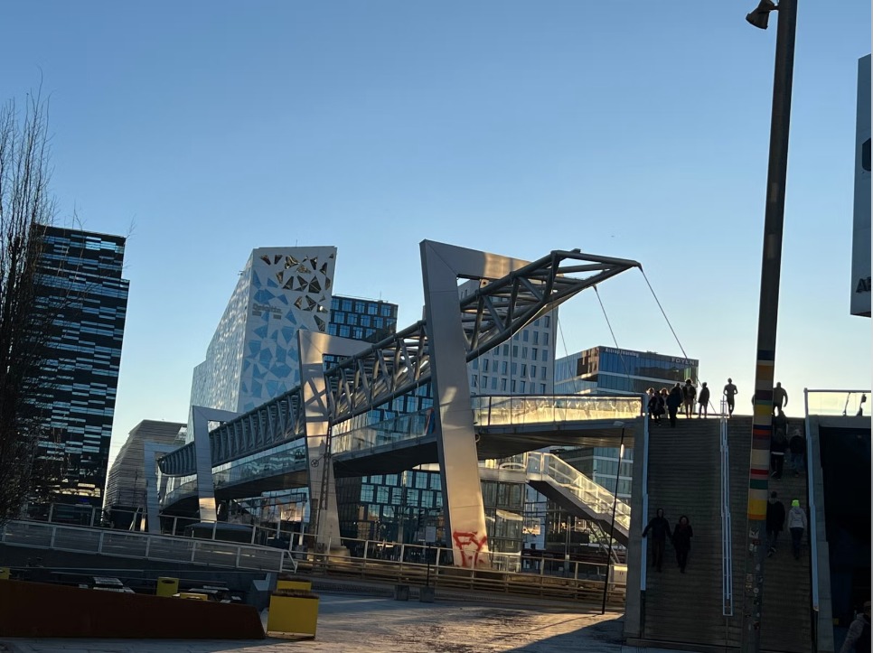 Leiligheten ligger et steinkast fra Barcode. Meget sentralt.